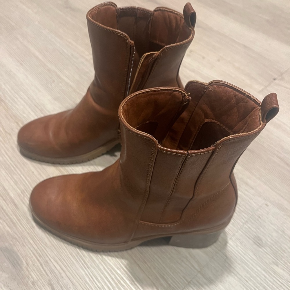 BareTraps Tan Leather Heeled Boots